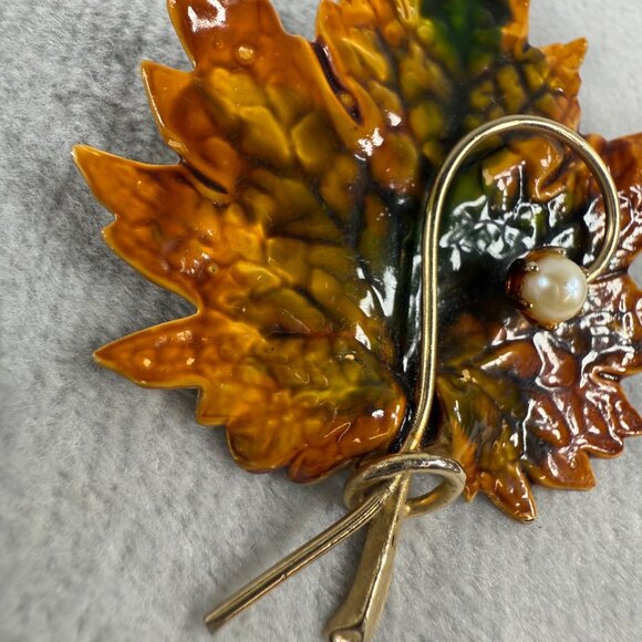 Vintage Maple Leaf Brooch With Gold-Tone Metal & Enamel Finish Pearl Accent - Picture 3 of 16
